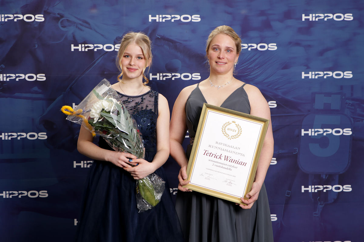 Ilona ja Riina Rekilä ottivat vastaan Tetrick Wanian palkinnot,  kunniamaininnan ja vuoden lämminverisen tittelin. 