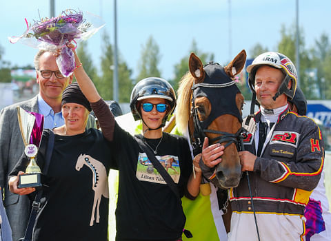 Susanna Raevaara (vas.) ja Terhi ja Harri Kotilainen saivat juhlia viime vuonna Seinäjoen kuningatarkilvassa Liisan Tulilinnun kahden päätösmatkan voittoja.
