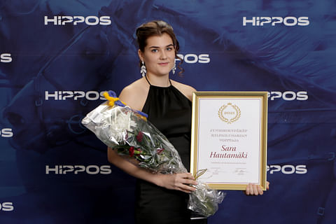 Sara Hautamäki palkittiin viime vuoden Ravigaalassa Juniorikypärät-kilpailusarjan voitostaan.