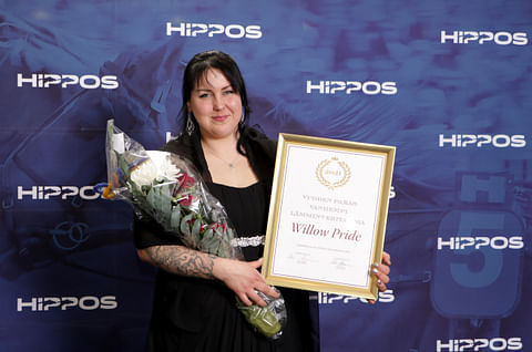 Willow Pride palkittiin viime vuoden parhaana vanhempana lv-tammana  Ravigaalassa. Hoitaja Noora Tuula otti palkinnon vastaan. 