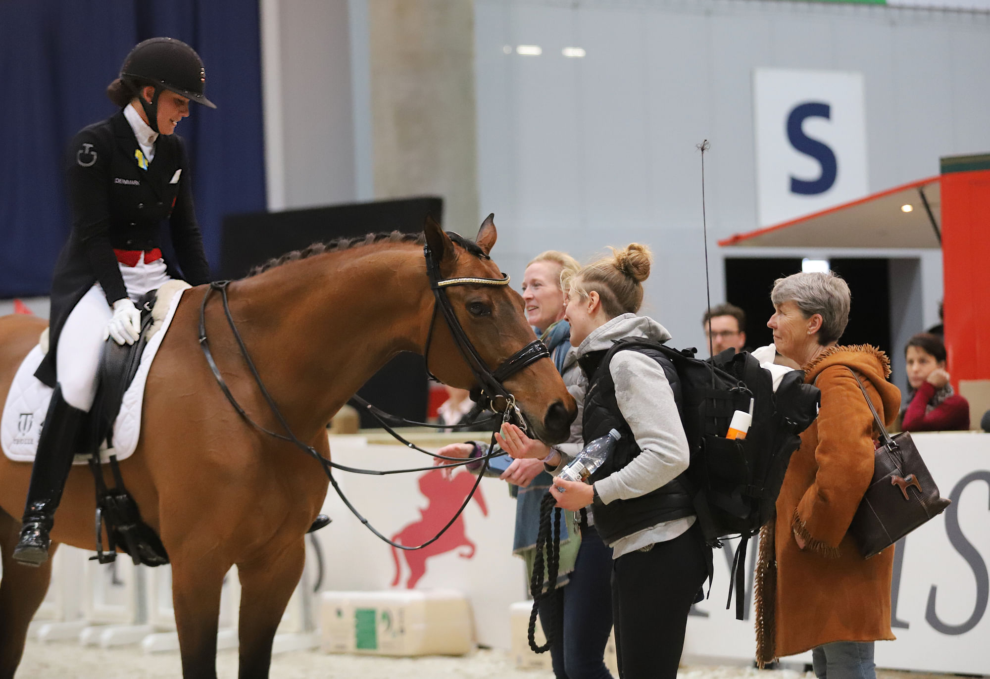 Cathrine Dufour ja Vamos Amigos, taustalla Kyra Kyrklund
