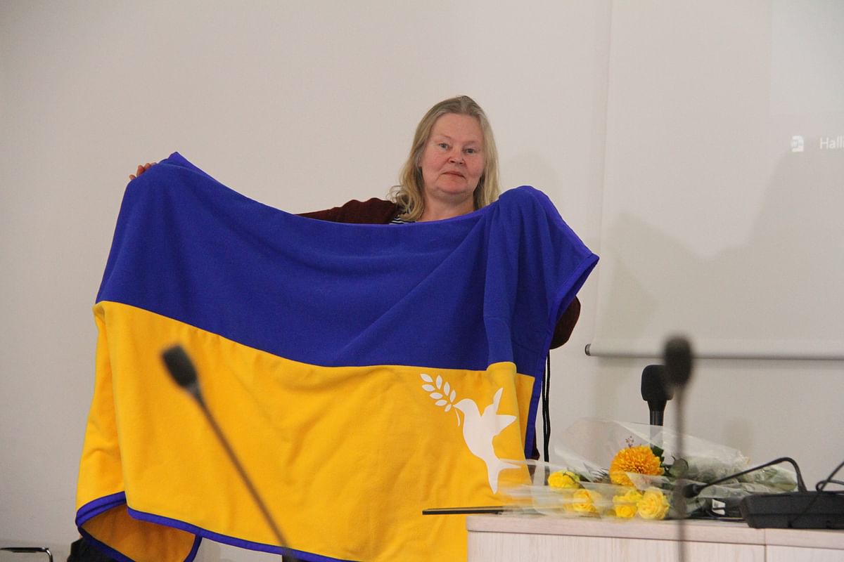 Ukraina-aktiivi Annaliisa Aarnio-Wihuri esittelee teemanmukaista loimea.