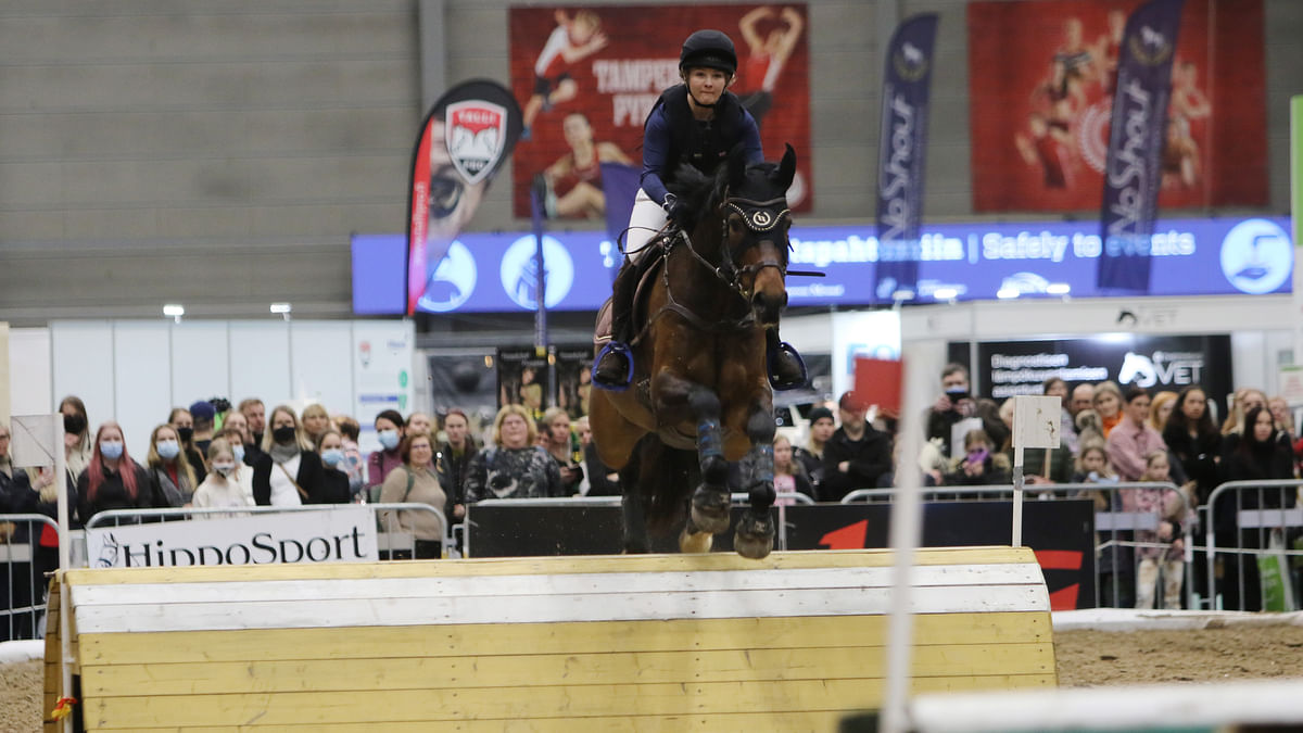 Wilhelmiina Poikkeus ja Lucas Stone ovat parhaillaan nuorten hevosten MM-kisoissa. Kuvassa ratsukko Hevoset-messuilla.