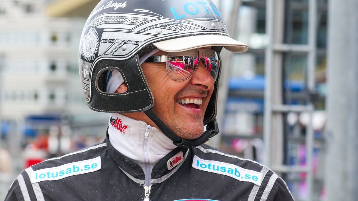Robert Bergh sai hymyillä Elitloppet-perjantaina voittajakehässä.