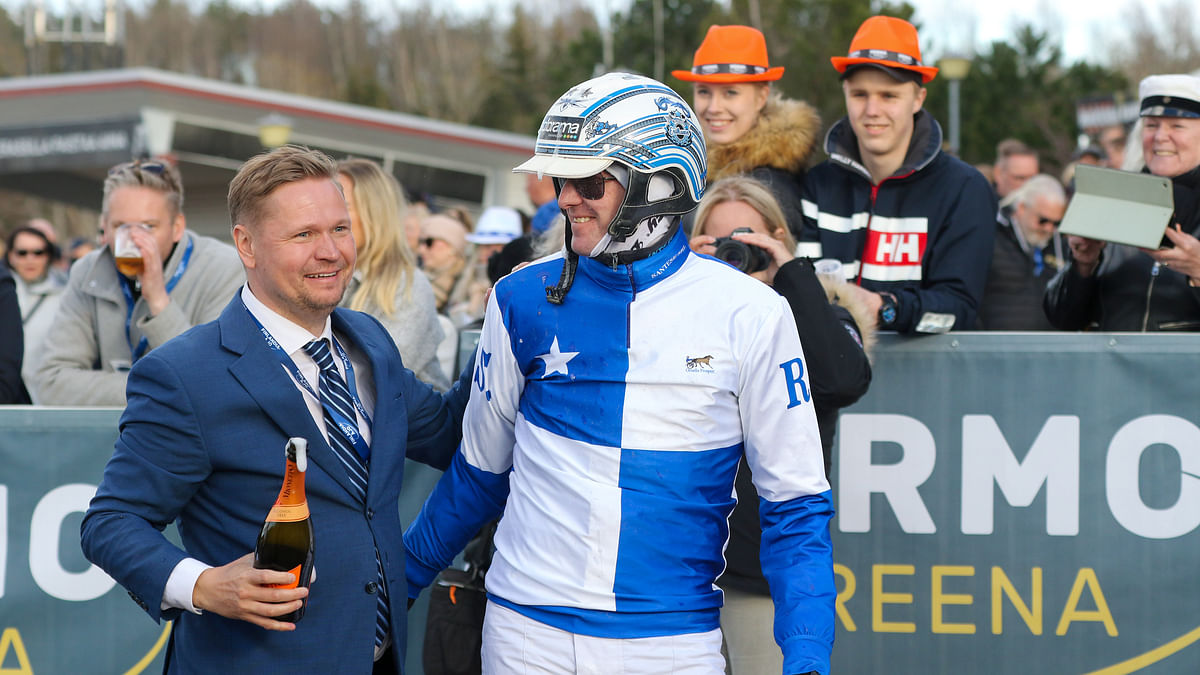 Heikki Häyhä onnitteli viime sunnuntaina Christoffer Erikssonia Finlandia-ajon voitosta Cokstilellä.