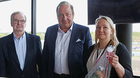 Suomen Hippoksen valtuuskunnan puheenjohtaja Olavi Haanketo ja hallituksen puheenjohtaja Kari Eriksson kukittivat vasta valitun toimitusjohtajan Minna Mäenpään.