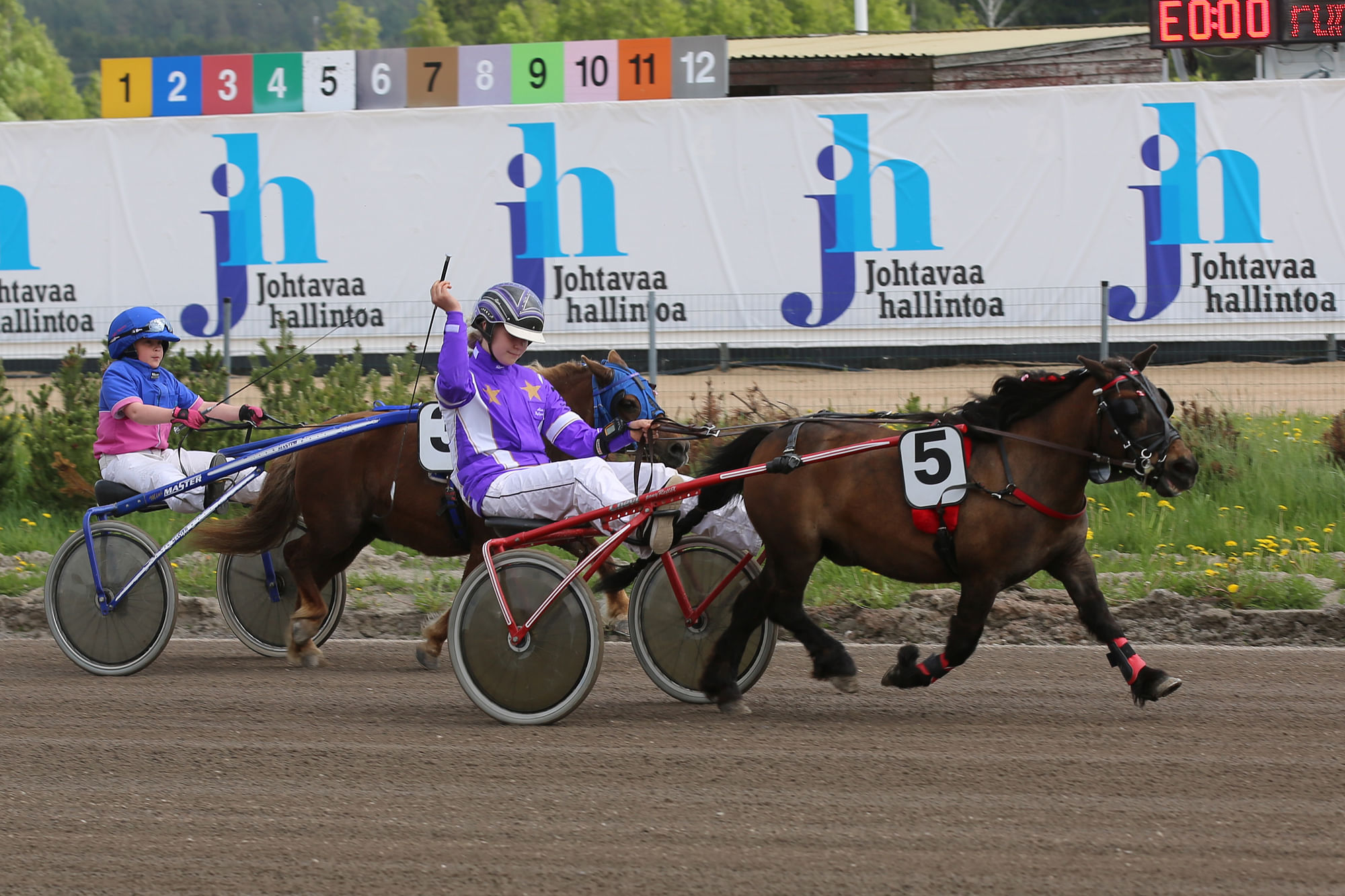Alina Myllymäki ohjasti Tepsutin niukkaan ennen Vappu Gildaa, jonka rattailla oli Milka Karonen.