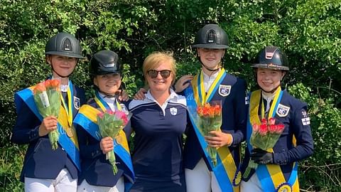 Kultainen ponijoukkue: Mathilda Simola, Veera Salminen, valmentaja Marina Ehrnrooth, Rachel Törnblom ja Mona Relander.