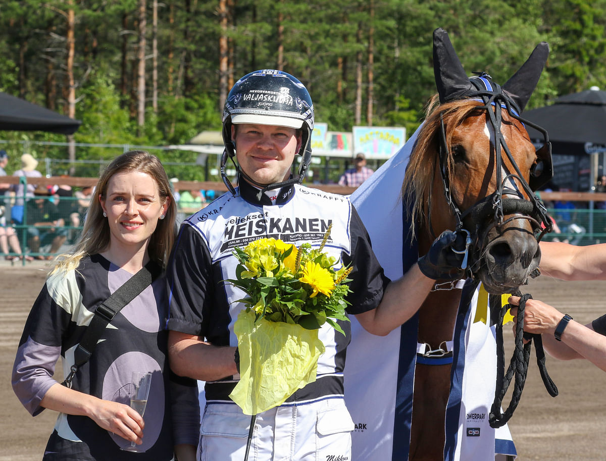 Hipsun Poju sai Heikki Mikkosen hymyn virneeseen. Hevosurheilu -lehden puolesta voittajaa pääsi onnittelemaan Emilia Lehtonen.