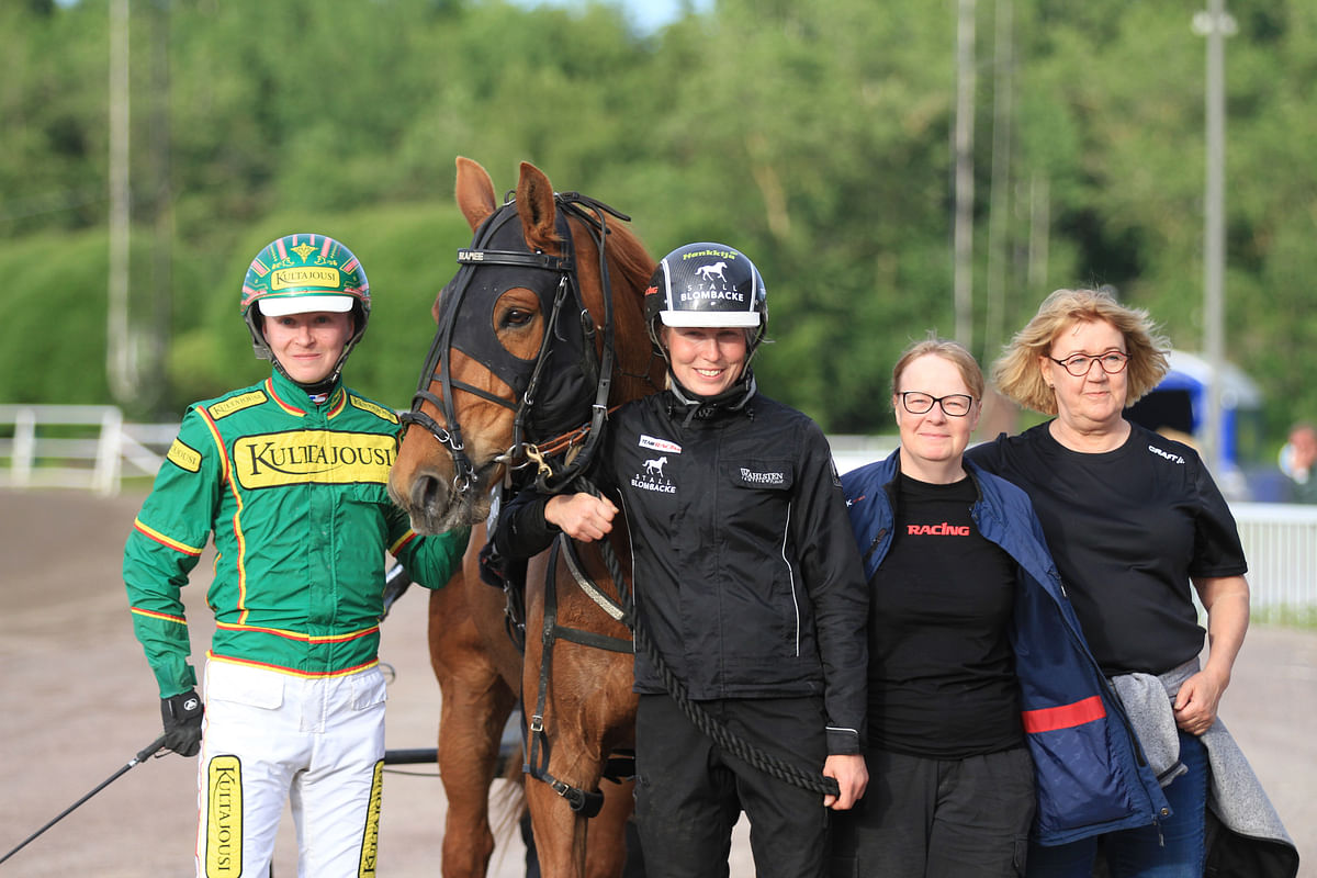 Kaisa Tupamäki-Kukkamo (kuvassa ensimmäisenä hevosen oikealla puolella) valmentaa Brameeta.