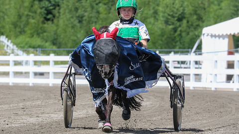 Jokimäen Mindy ja Lotta Mässeli voittivat A-ponien Suur-Hollolan vuosi sitten.