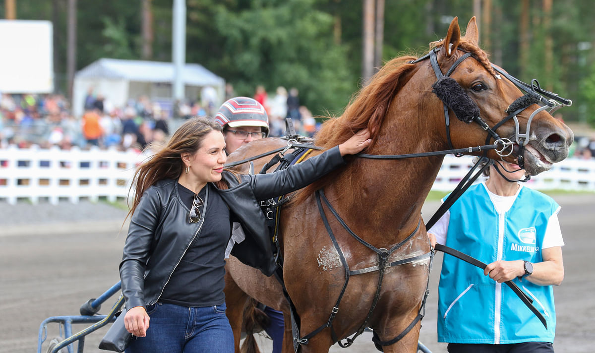 Alexandra Grönfors-Jurvelin kiitti V.G. Voittoa jälleen hienosta kilpailusta. Hevosen omistaa Grönfors Training Oy ja on kasvattanut Jukka ja Soile Grönfors.