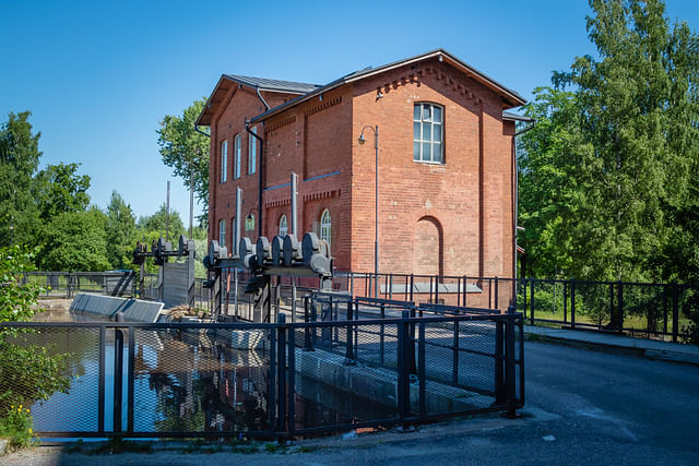 Loimijoen Kuhalankosken mylly on punatiilinen, kuten suurin osa Kehräämöalueen rakennuksista.