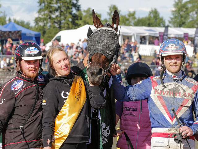 Isabel B.R. voitti Tammavaltikan 2. osakilpailun. Taneli Säde, Jonna Irri ja Olli Koivunen nauttivat kuninkuusravien tunnelmasta ja tamman onnistumisesta. 