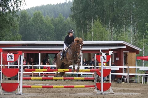 Linnea Haukilehto ja Aroha Pilotti mestaruuksissa Korpilahdella.