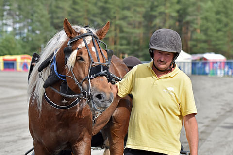 Kuvassa Hiipeliä taluttava Reijo Ranne on Järvsökallan uusi valmentaja.