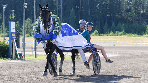 Viime vuonna kolmanneksi Suur-Hollola-ajossa sijoittunut Run For Royalty laittoi tänä vuonna kaksi pykälää paremmaksi. Kyydissä Janne Korpi ja hevosen hoitaja Jenina Hamari.