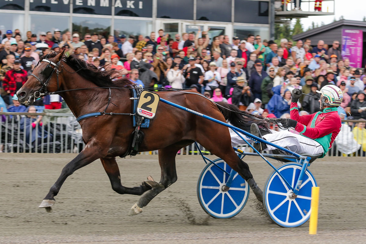 Viime kesänä Veli-Pekka Toivanen pääsi tuulettamaan voittoa Ithinkiama Geniuksen rattailla Forssan kuninkuusraviyleisön edessä.