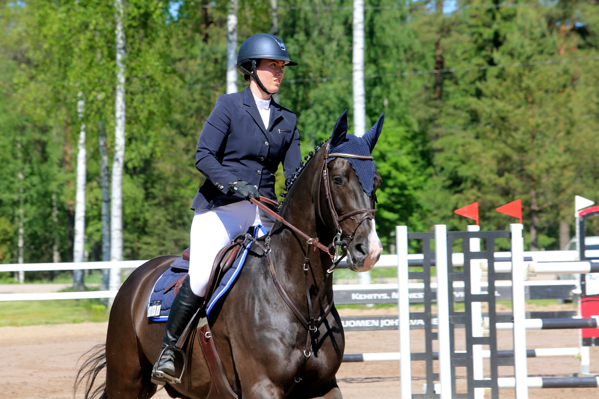 Wilma Heikkinen oli poissa radoilta ensin hevosen loukkaantumisen, nyt oman loukkaantumisen takia.