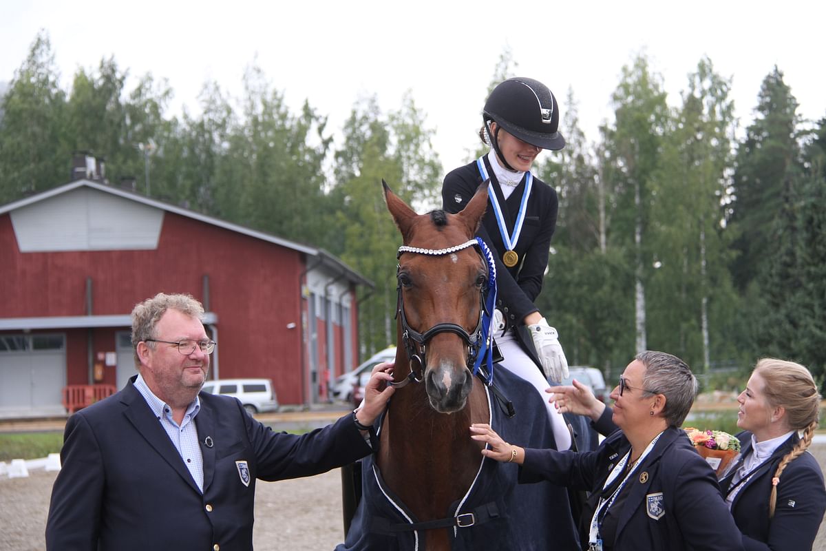Osmo Metsälä ja Marjukka Manninen onnittelemassa voittajaa.