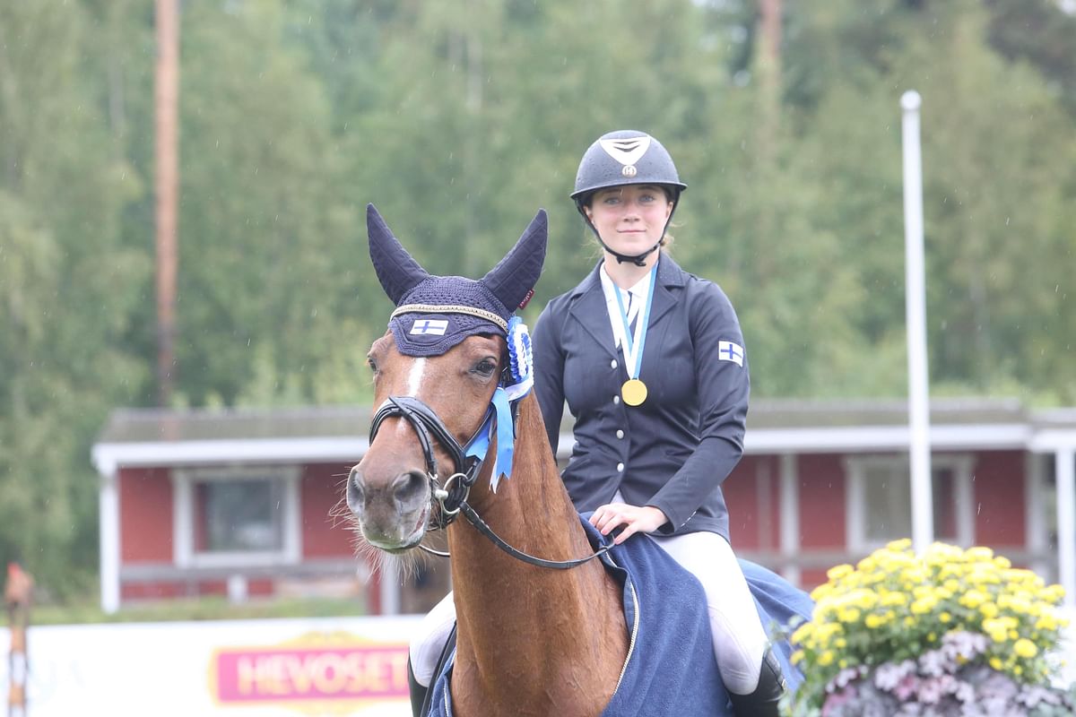 Tämä kuva ei vielä ole tältä vuodelta. Suvi Järvi ratsasti Orlandalla senioreiden kultamitalille jo nuorten vuosinaan, 19-vuotiaana. 