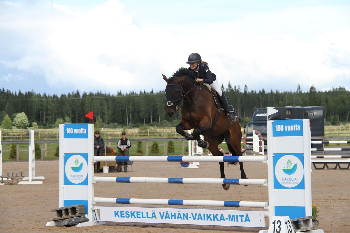 Liisa Lähdesmäen kasvattamalla ruuna Timissinillä joukkue-SM-kultaa ratsastanut Katariina Ala-Äijälä oli kilpailun iloisin.
