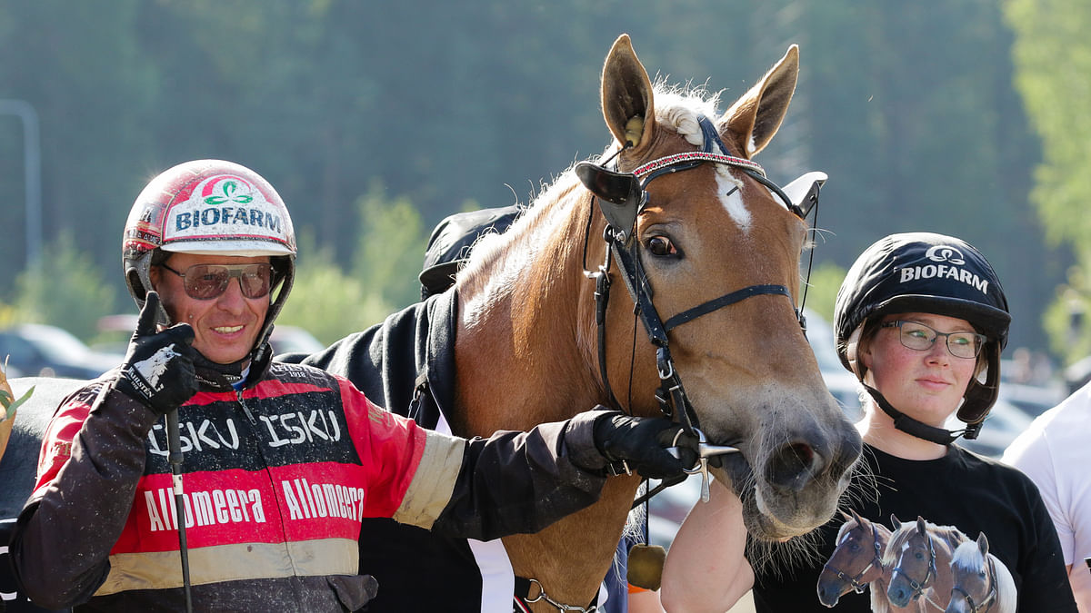 Tapio Perttunen kehui Suven Sametin lauantain starttia yhdeksi sen uran parhaista. Kuvassa myös hevosenhoitaja Pinja Kalenius.