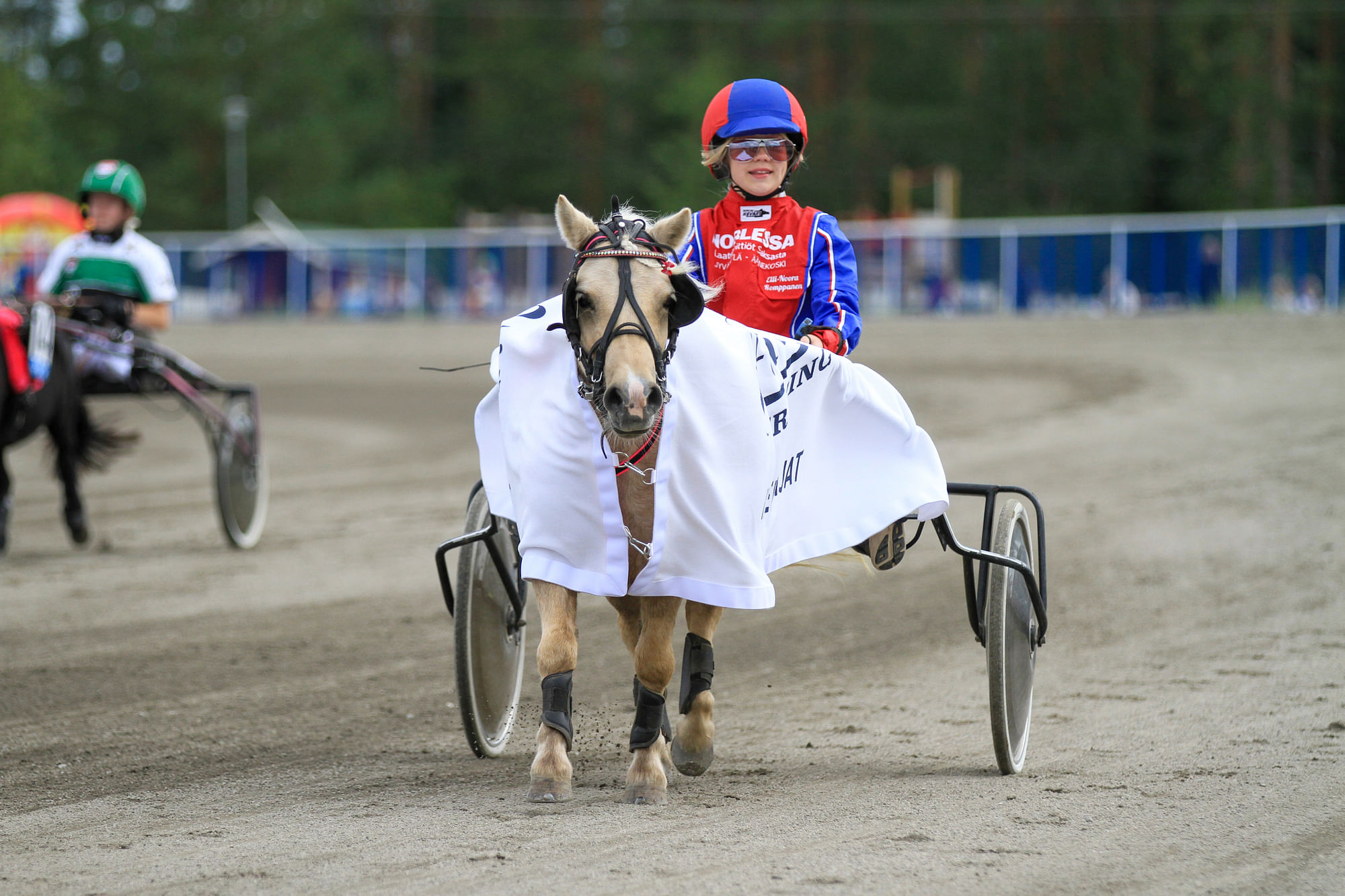 Elli-Noora Romppanen ja Marshmallow Blond.