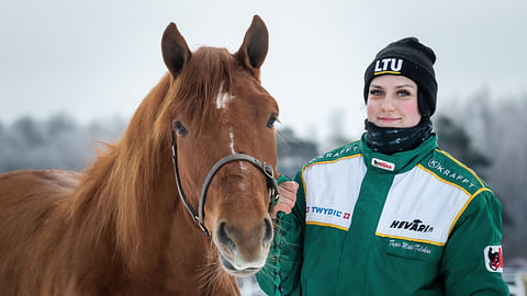 Johanna Säteri esitti Nevan Diisseliä Hevosurheilun viime kevään 4-vuotiskatsauksessa.