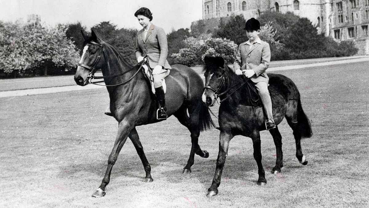 Kuningatar Elisabeth II ja prinssi Charles yhteisellä ratsastusretkellä toukokuussa 1961.