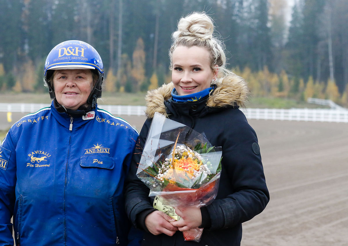 Pia Huusari (kuvassa vasemmalla) viettää tyttärensä Pinja Iltasen kanssa talven Ruotsissa.