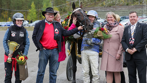 Corazon Combo juhli vuoden 2022 Kriteriumin voittoa. Mukana juhlissa myös  hevosen hoitaja Birgitta Honkaperä (vas.), osaomistaja Ilkka Herlin, kultasormi Pekka Korpi ja Kristian ja Maj-Len Lella.