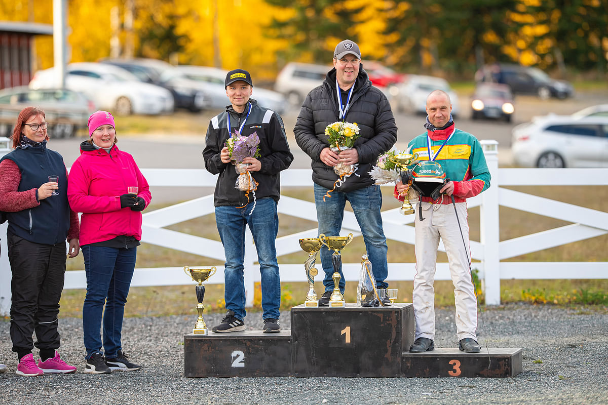 Kuopion raveissa amatööriohjastajien kärkikolmikko podiumilla: Toni Ripatti (74 pist.), Sami Nummi (84 p.) ja Jani Suonperä (66 p).