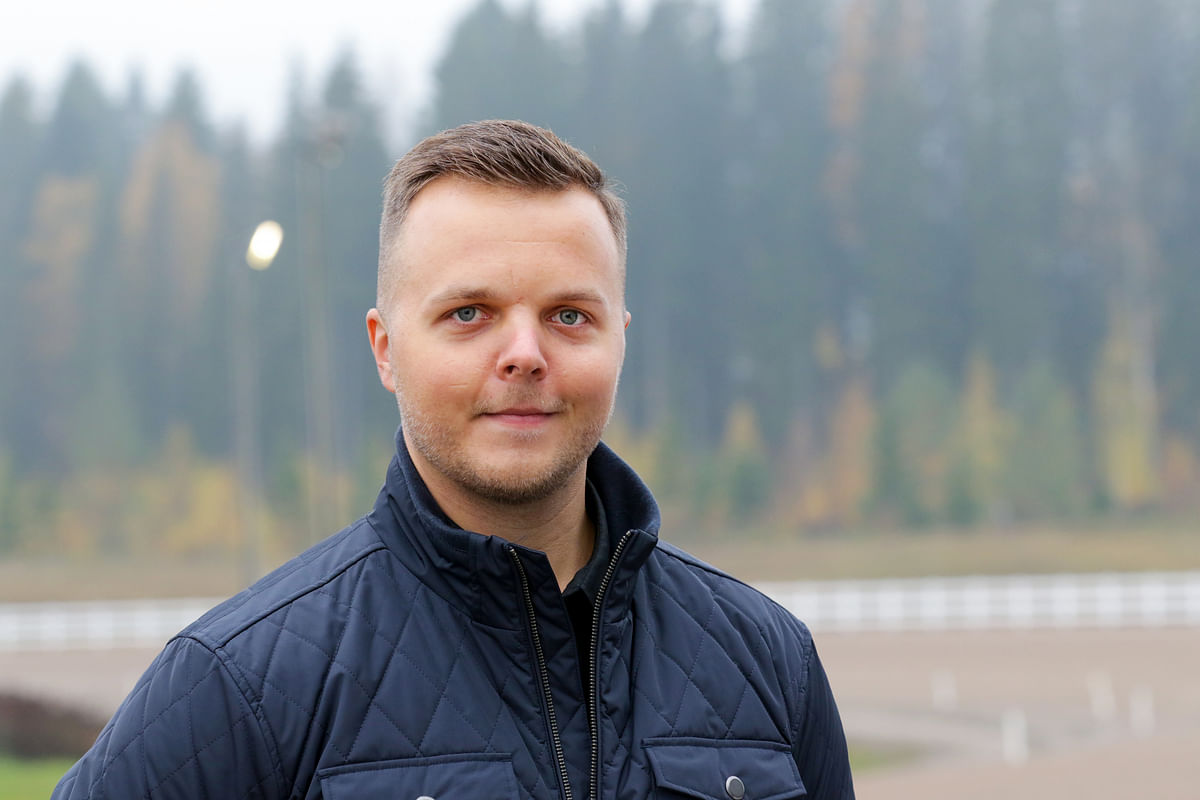 Ville Holopainen joutui kertomaan kilpailijoille ja yleisölle ikäviä uutisia.