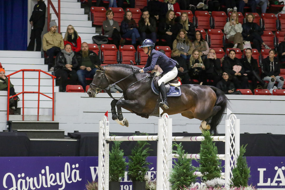 Jasmin Seppälä ja Captain Helsinki Horse Showssa.