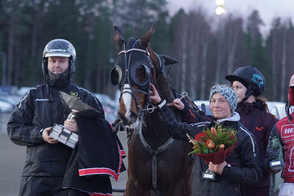 Credit To Hopen Kasvattajakruunu-voittoa juhlivat valmentaja Joni-Petteri Irri ja hoitaja Jenni Kaija.