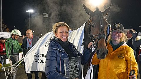 "Taitaa olla paras tamma minun tallissani", sanoi Åke Svanstedt Special Waysta Breeders' Crown -voiton jälkeen. Palkintopystiä pitelee Sarah Svanstedt.