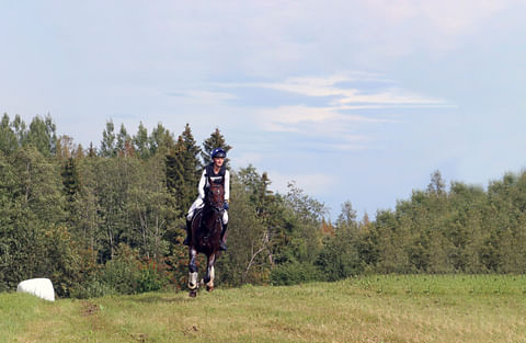 Veera Manninen ja Sir Greg ovat Ranskan Normandiassa, Haras du Pinin kenttäratsastuksen EM-kisoissa. 