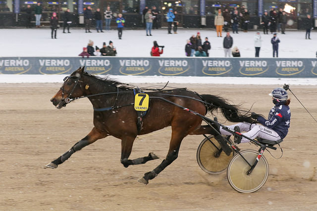 Emma Väre tuuletti Ladyliigan voittoa Gyro Gearloosen rattailla. Tulos 14,9ake jäi vain kymmenyksen hevosen ennätyksestä.