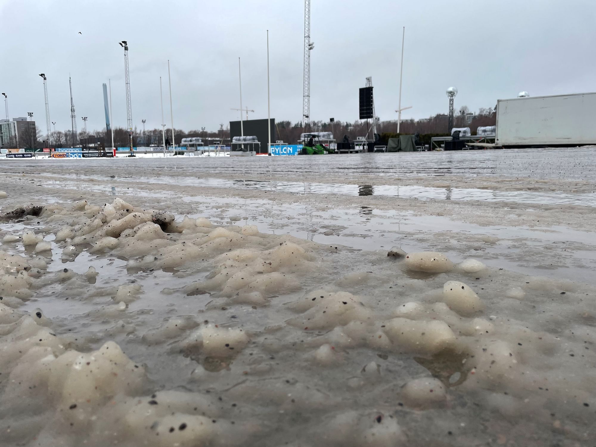 Keliolosuhteet eivät suosi Vermo Areenaa. Perjantaina lämpötila oli plussan puolella.