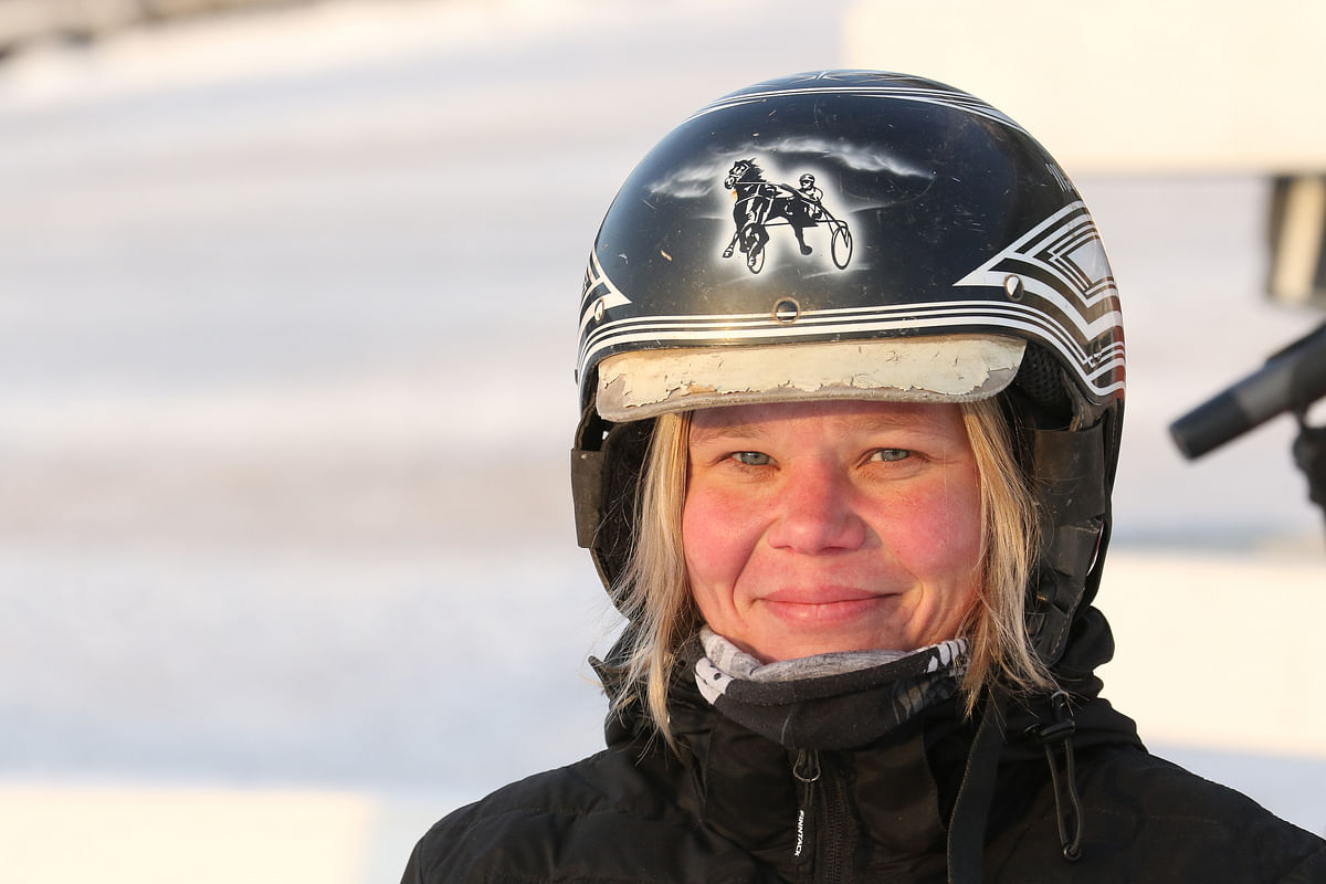 Mira Lehto valmentaa hevosia Hämeenkoskella.