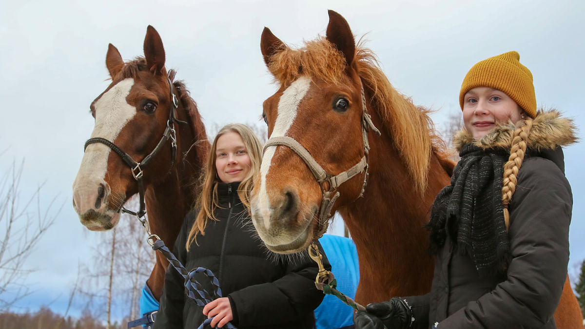 Linnea Westerholm ja Vilma Kangasaho muuttivat Kuhmoisiin kesken lukion. Molemmat ovat ratsastaneet jo vuosia, ja nyt he halusivat yhdistää harrastuksen lukio-opintoihin.