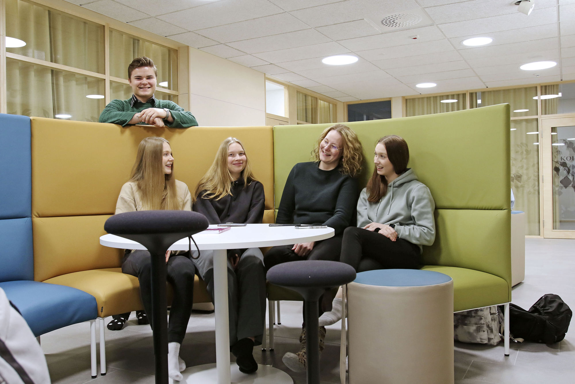 Atte Unnaslahti, Vilma Kangasaho, Linnea Westerholm, tutoropettaja Katja Visanen ja Anna-Sofia Koli ovat yhtä mieltä siitä, että Kuhmoisten lukiosta löytyy yhteisöllisyyttä.