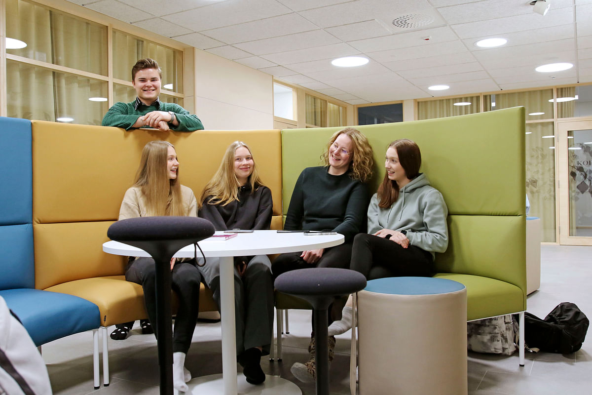 Atte Unnaslahti, Vilma Kangasaho, Linnea Westerholm, tutoropettaja Katja Visanen ja Anna-Sofia Koli ovat yhtä mieltä siitä, että Kuhmoisten lukiosta löytyy yhteisöllisyyttä.