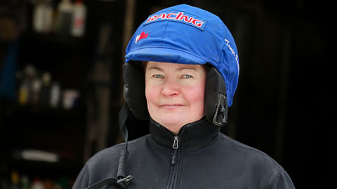 Tanja Soukka valmentaa hevosiaan Uuraisissa.