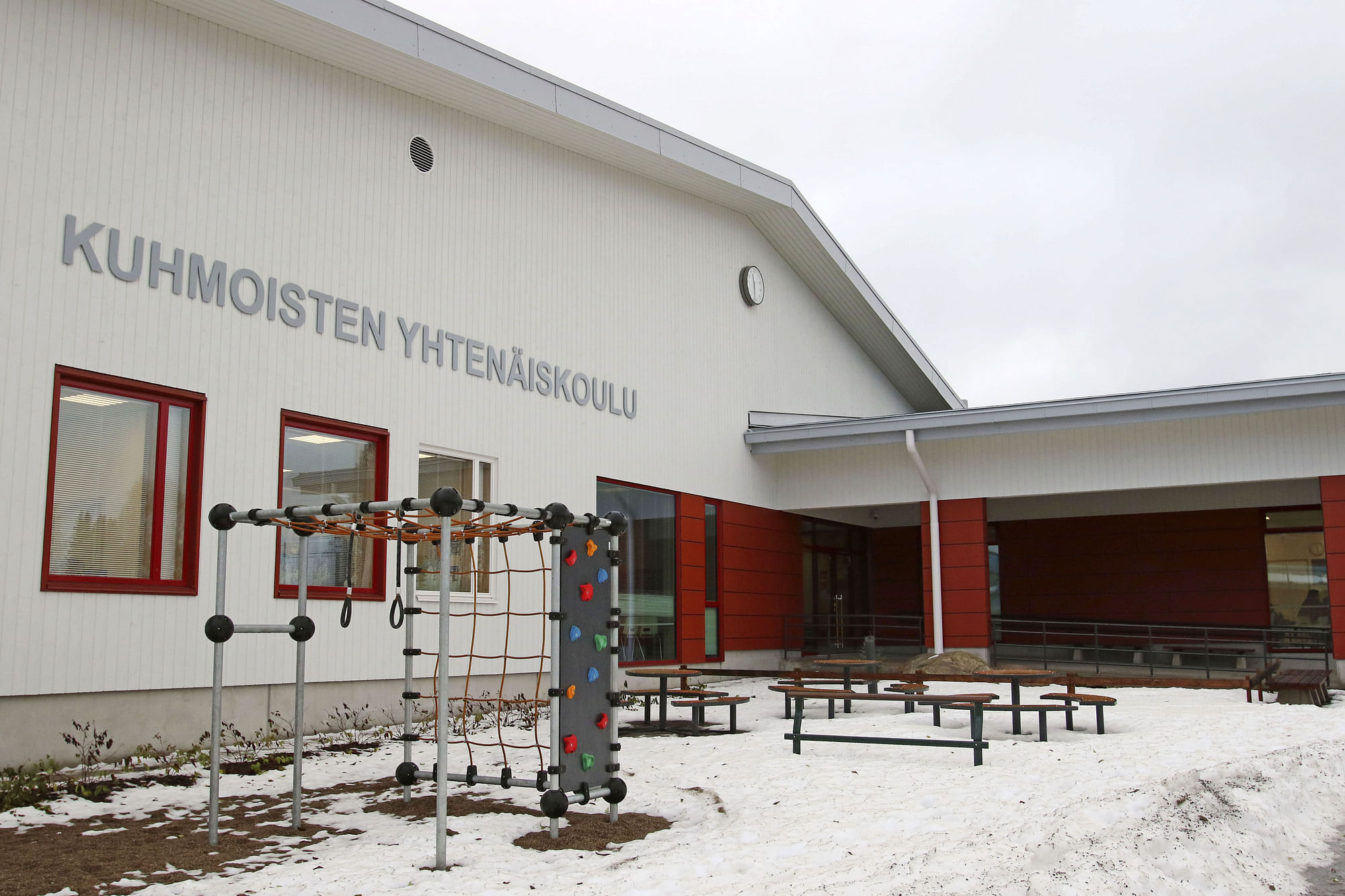 Puurakenteinen Kuhmoisten uusi yhtenäiskoulu valmistui vuosi sitten.