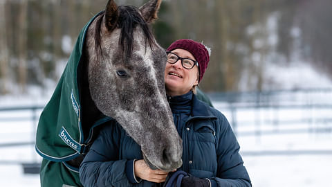 Katja Ståhl keskustelee tänään torstaina urheiluhevosten pitämisen oikeutuksesta radiossa. 