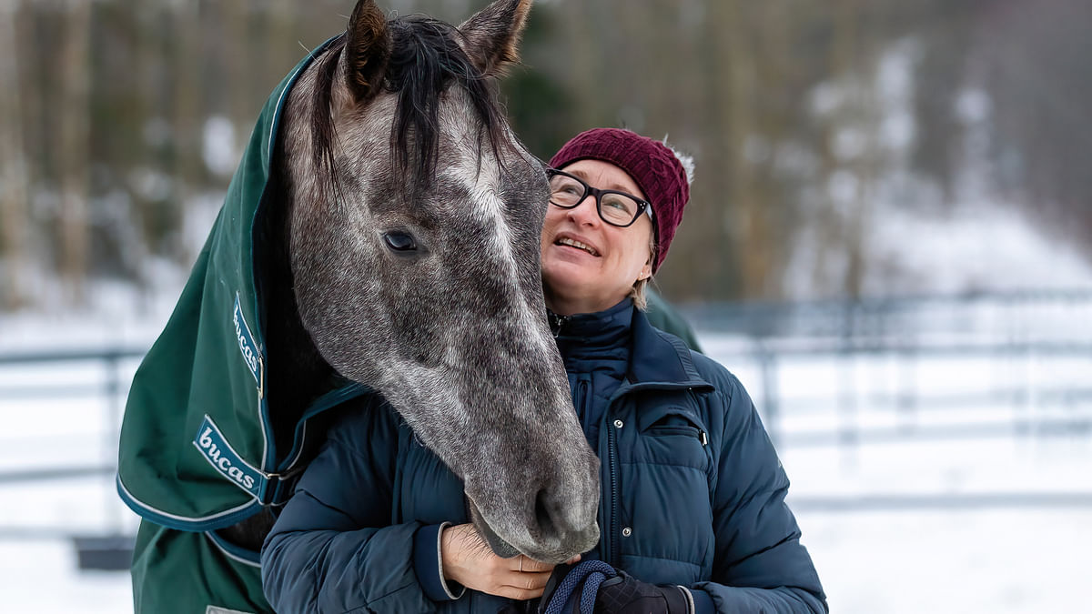 Katja Ståhlilla on heti vastaus siihen, pärjäävätkö hevosihmiset somekohujen maailmassa, jossa koko eläintenpito välillä kyseenalaistetaan. "En usko, että voimme lakata pärjäämästä. Ollaanhan me pärjätty tähänkin asti."
