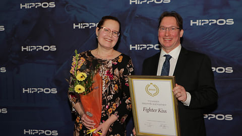 Katja ja Mikko Rautiainen ottivat vastaan Fighter Kissin Vuoden monté-hevosen palkinnon viime Ravigaalassa.