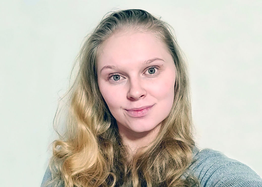 Kainuun raviradan toimitusjohtaja Roosa Haataja, 21, vierailee Tallikahviossa.